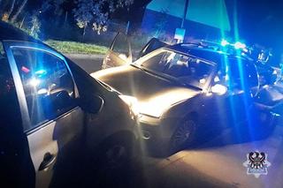Poświęcili radiowóz, by zatrzymać uciekiniera. 17-latek chciał przejechać policjanta 