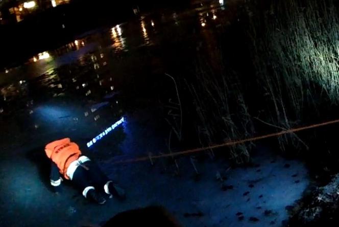 Akcja ratunkowa dwóch 15-latków na pękającym lodzie