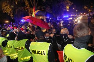 Mandaty, zatrzymania, wnioski do sądu i sanepidu - stołeczna policja podsumowała nocne protesty [GALERIA, WIDEO]