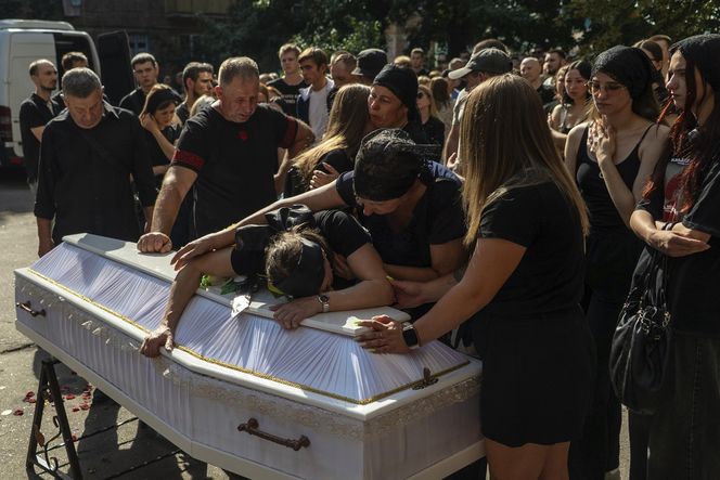 Rakiety Putina zabiły 2-latkę w ramionach mamy! Zdjęcia z pogrzebu ściskają za serce