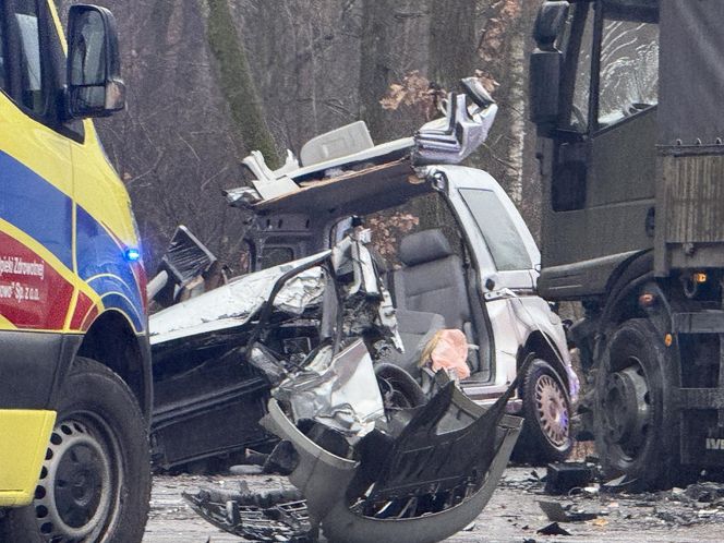 Masowy wypadek pod Warszawą! Zderzenie trzech aut z wojskową ciężarówką. Jedna osoba nie żyje