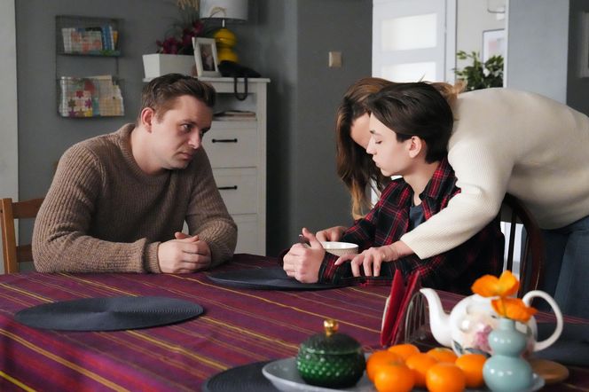 Barwy szczęścia, odcinek 3188: Asia (Anna Gzyra-Augustynowicz), Hubert (Marek Molak), Emil (Artem Malashchuk)