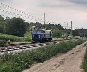 Makabryczny wypadek pod Sandomierzem! Pociąg zmiażdżył volkswagena z 54-latkiem w środku [ZDJĘCIA]