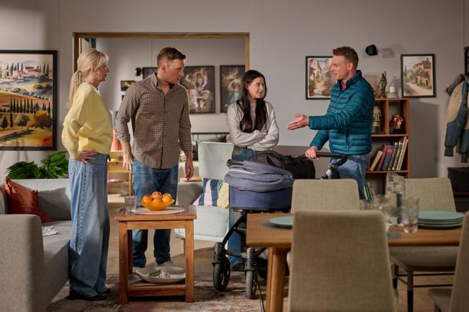 Na Wspólnej odc. 4020: Julka (Maja Oświecińska), Igor (Jakub Wesołowski), Ewa (Ewa Gawryluk), Kamil (Kazimierz Mazur)