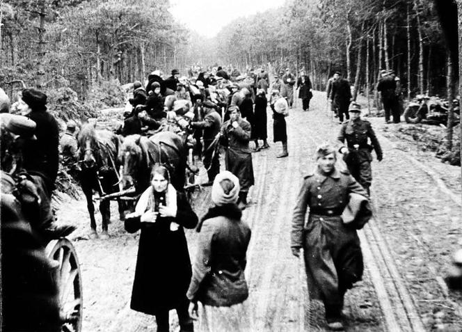 Niemieccy cywile i żołnierze na jednej z dróg ewakuacyjnych w okolicach Braniewa 