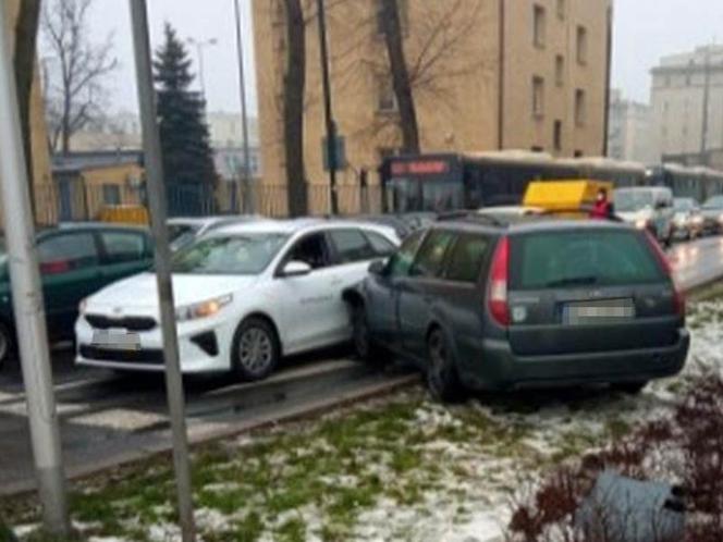Kierowca zemdlał za kierownicą na ruchliwym skrzyżowaniu