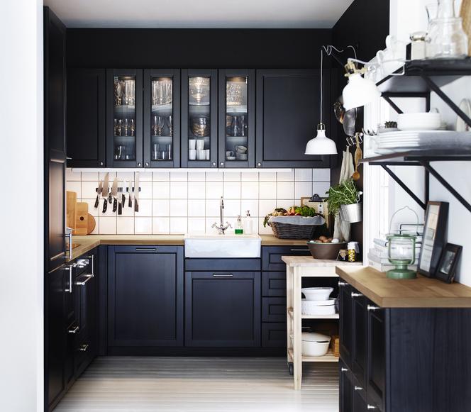 Półki w małej kuchni organizują dostępną przestrzeń