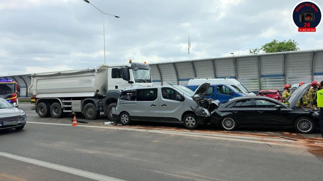 Karambol na S8 w Warszawie. Lądował śmigłowiec LPR. Zderzenie ośmiu pojazdów przed mostem