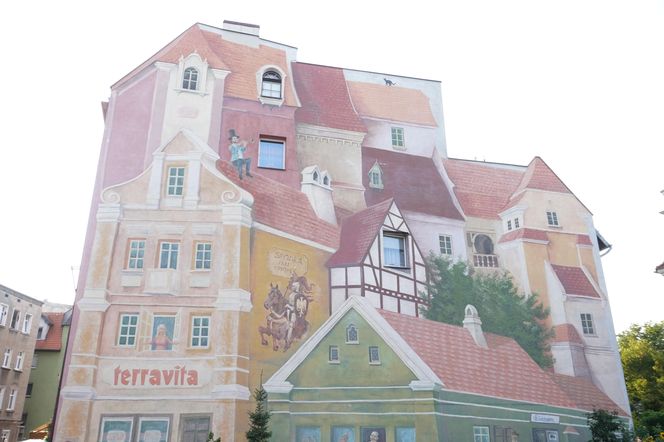 To najsłynniejszy mural w Poznaniu. Jest wizytówką zabytkowej dzielnicy