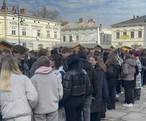 Maturzyści z Nowego Sącza zatańczyli poloneza na Rynku 