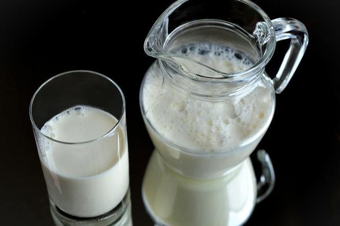 Mleko pasteryzowane, UHT czy skondensowane: czym różnią się od siebie dostępne w sklepach mleka?