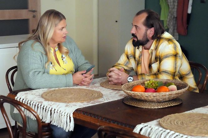 Barwy szczęścia, odcinek 3149. Aldona (Elżbieta Romanowska), Borys (Jakub Wieczorek)