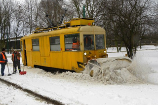 SPARALIŻOWANY Poznań. Na torowiska wyjechał tramwajowy pług śnieżny! Pierwszy raz od 10 lat