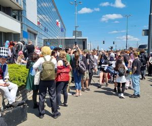 Pyrkon 2025. Tłumy uczestników przed MTP  