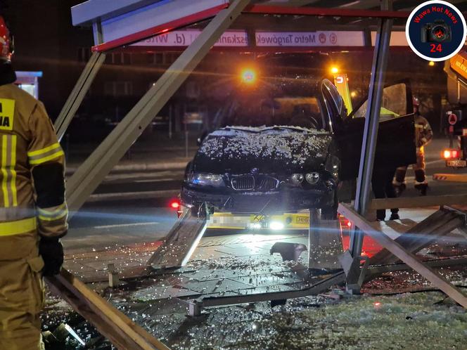 Totalna demolka na Targówku. Bmw rąbnęło w przystanek autobusowy