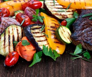 Grillowane warzywa: cukinia, papryka i kukurydza. Jak zrobić warzywa z grilla? [WIDEO]