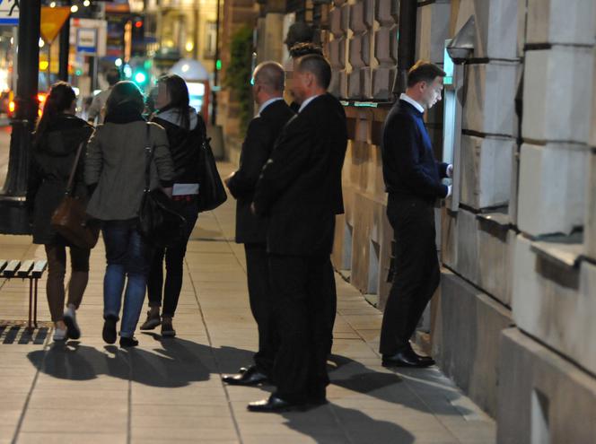 Z obstawą do bankomatu