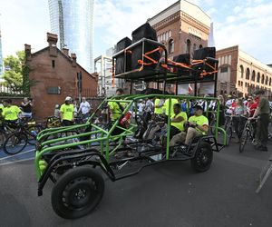 Biało-czerwonym peletonem rowerzyści uczcili Powstanie Warszawskie 