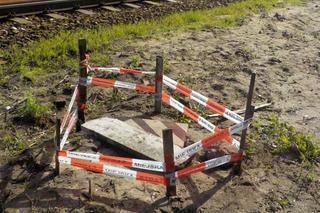 O krok od tragedii na Grochowie. Piekielnie głębokie dziury bez żadnego zabezpieczenia