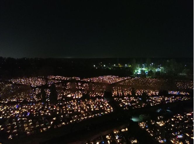 Cmentarz Komunalny w Żorach mieni się nocą. Tysiące kolorowych światełek na Wszystkich Świętych. Zobacz zdjęcia z lotu ptaka