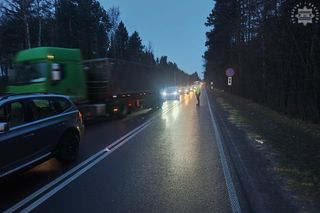 Utrudnienia na DW 908 na wysokości zalewu Nakło-Chechło. Droga zablokowana po wypadku z udziałem pieszego