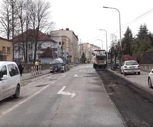 Rozkopali Nowy Sącz! Jednocześnie remontują kilka ulic. Co na to kierowcy? Posłuchaj!