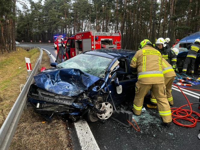 Zderzenie czołowe samochodów w Tworogu. 18-latek zabrany śmigłowcem LPR