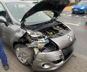 Zderzenie dwóch aut na ulicy Waryńskiego w Grudziądzu. Jedna osoba w szpitalu 