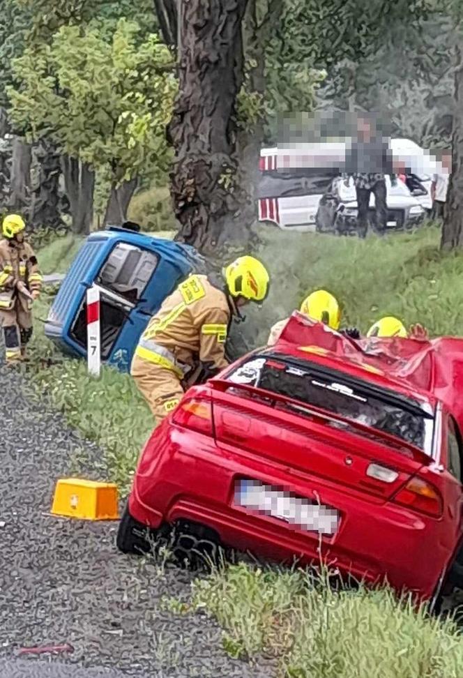 Wypadek w Gościeradowie Folwarku. Dwa auta wylądowały w rowie