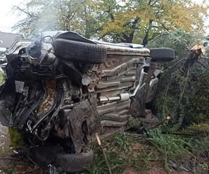 Staranował fiatem ogrodzenie i huknął w dom! 26-letni kierowca trafił do szpitala