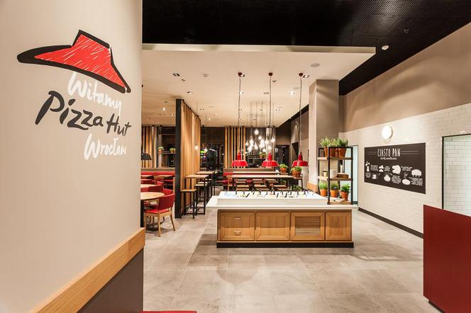 PIZZA HUT.