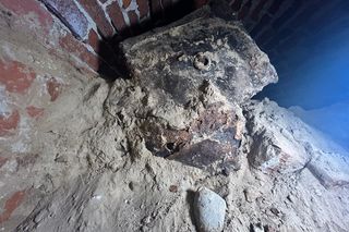 Pierwsze odkrycia w tajemniczej krypcie w Kazimierzu Biskupim