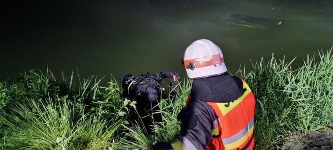 Dankowice: 18-latek wpadł w poślizg. Jego auto wjechało do stawu