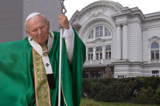 Instytucja publiczna oskarżona o szkalowanie papieża Polaka