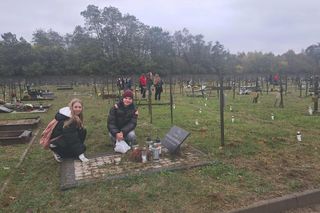 Rekordowa akcja Światełko Pamięci. Uczniowie z Łodzi porządkowali opuszczone groby. Bardzo ważna lekcja empatii