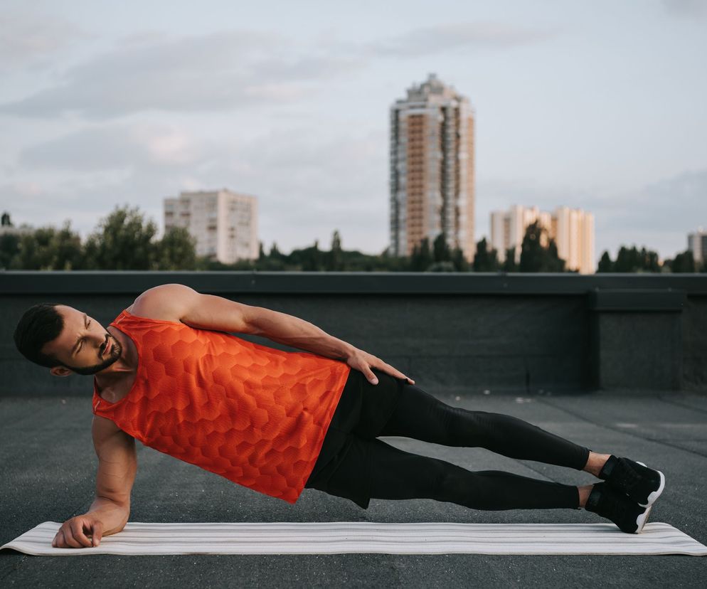 Systematyczne wzmacnianie ćwiczeniami core stability wspomoże rehabilitację, zwiększy siłę i poprawi sprawność ruchową.