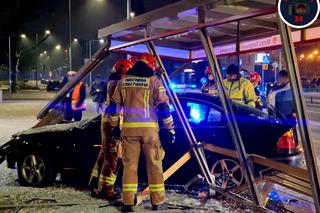 Totalna demolka na Targówku. Bmw rąbnęło w przystanek autobusowy