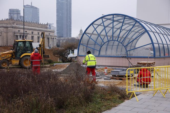 Budowa łąki kwietnej przy wejściu do metra Centrum w Warszawie