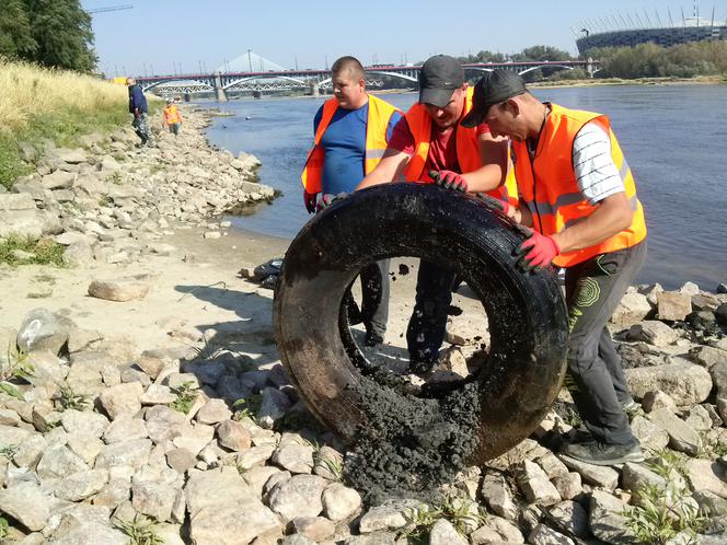 Sprzątanie Wisły. Znaleziona opona.