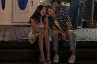 Lola Tung jako Isabel Belly Conklin i Gavin Casalegno jako Jeremiah Fisher. 