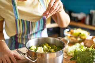 Solenie potraw: kiedy solić zupy, warzywa, mięso i jak to robić? 