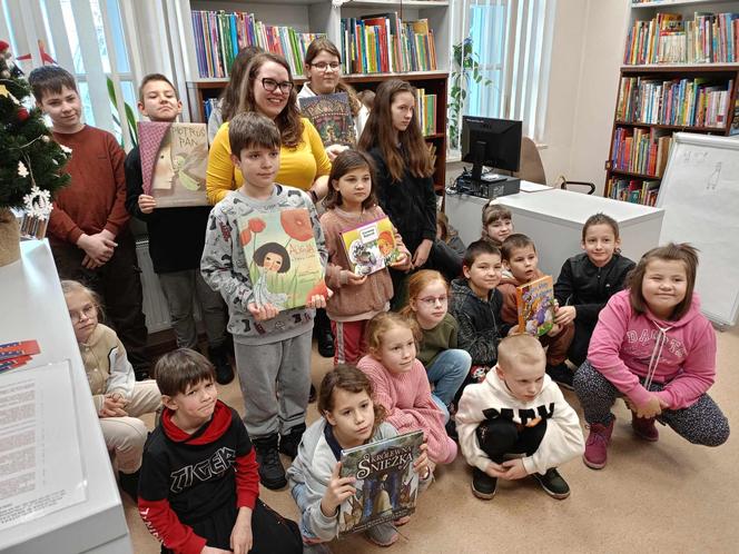 Dzieci chętnie uczestniczą w spotkaniach z książką, organizowanych w MBP w Siedlcach w czasie ferii