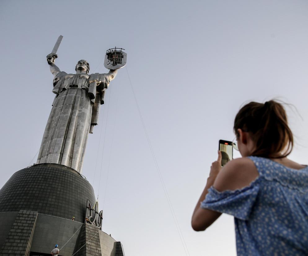 Pomnik Matki Ojczyzny w Ukrainie z nowym herbem