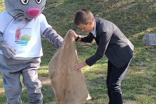 Teraz nie tylko Bydgoszcz ma swoje myszki. Pierwsza figurka uśmiechniętego gryzonia stanęła w Kruszwicy, pod Mysią Wieżą