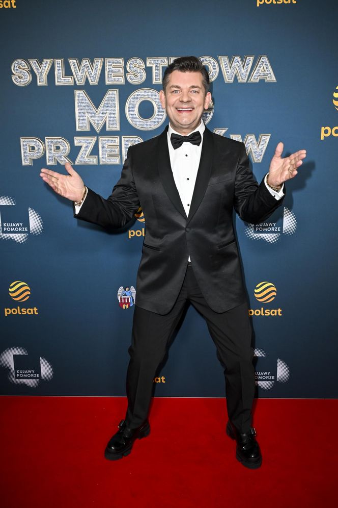 Ksiądz Krzysztof Kołtunowicz bez skarpetek wygłupia się przy kawałku Zenka Martyniuka