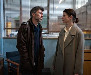 Profilerka sezon 2 - odcinek 10 streszczenie. W czasie rewizji w domu Rekowskich Jarek znika. Max Budzisz proponuje Reginie awans