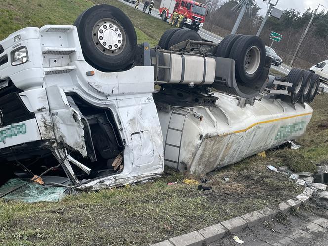 Cysterna roztrzaskała się pod Wyszkowem! Samochód na dachu, pilna akcja służb