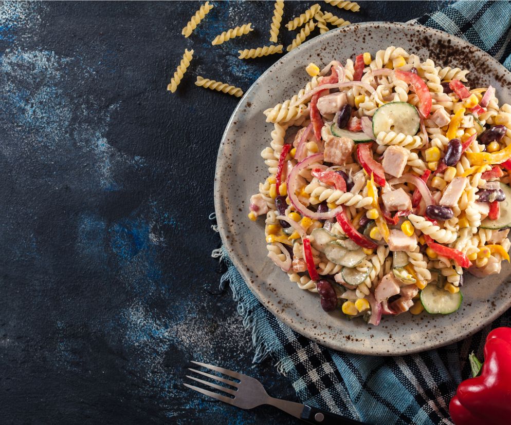 Sałatka GRACKA z wędzonym kurczakiem i makaronem. Ale to dobre!
