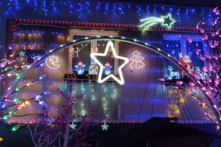 Świateczna iluminacja na jednej z posesji na Starych Bielanach 2024