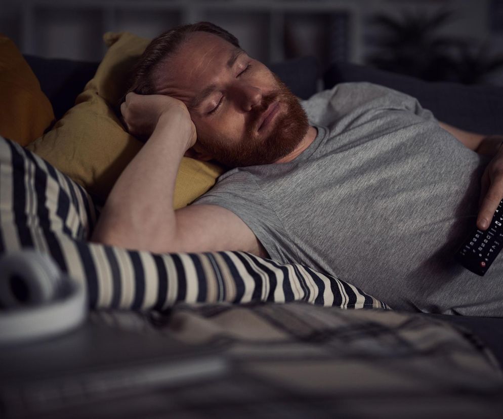 Codziennie zasypiasz przed telewizorem? To ważny sygnał dla twojego zdrowia